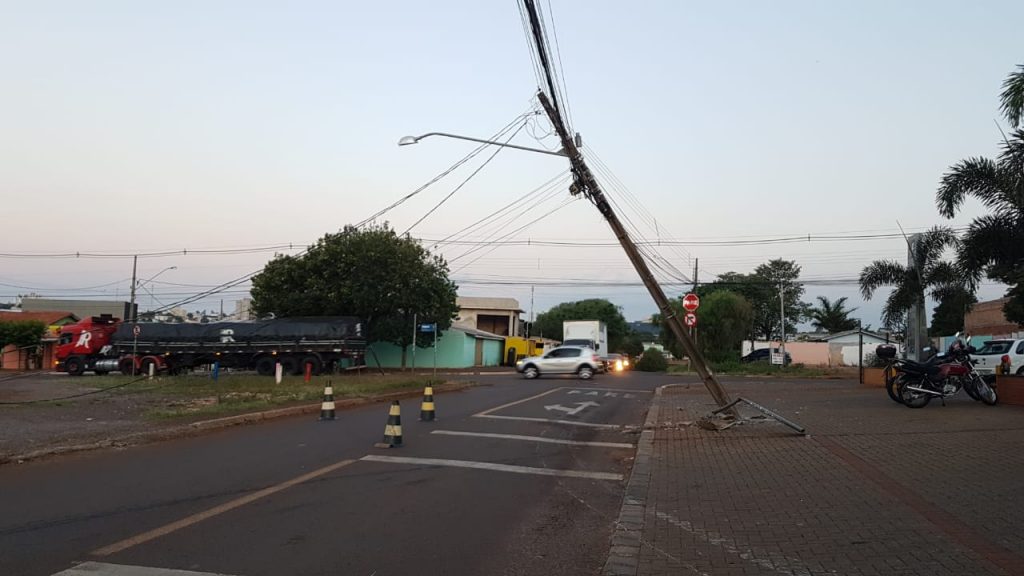 Poste tem base destruída ao ser atingido por veículo no Santo Onofre