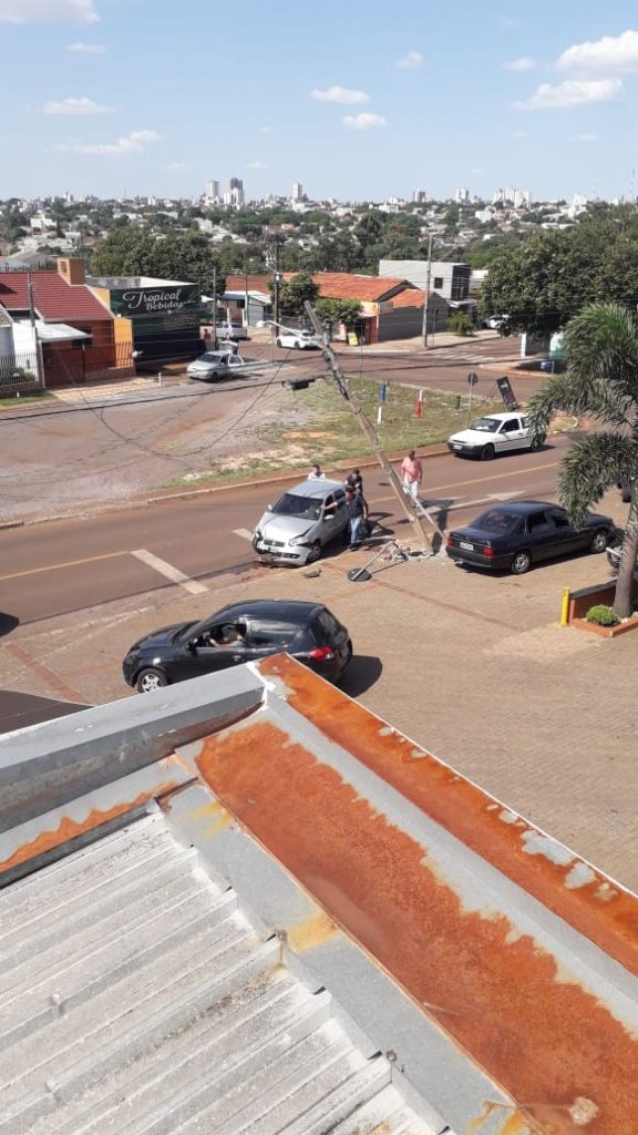 Susto: trabalhadores quase sofrem descarga elétrica, após carro atingir poste no Santo Onofre