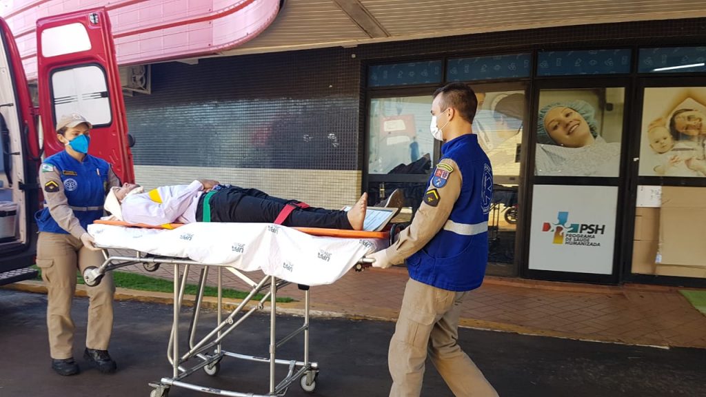 Homem fica ferido após se envolver em colisão entre carro e moto
