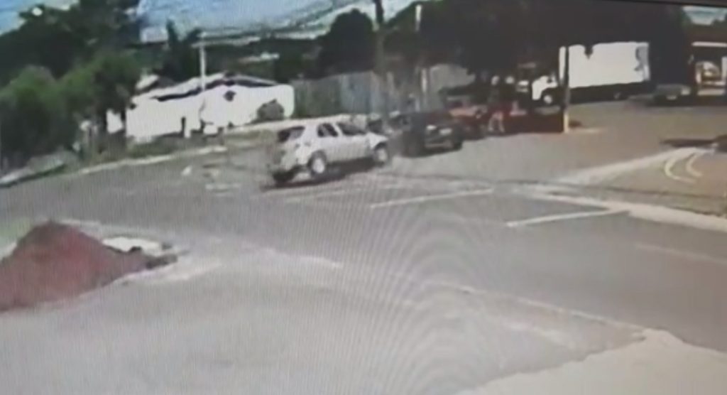 Veja! Câmera mostra momento em que Palio atinge poste no Bairro Santo Onofre