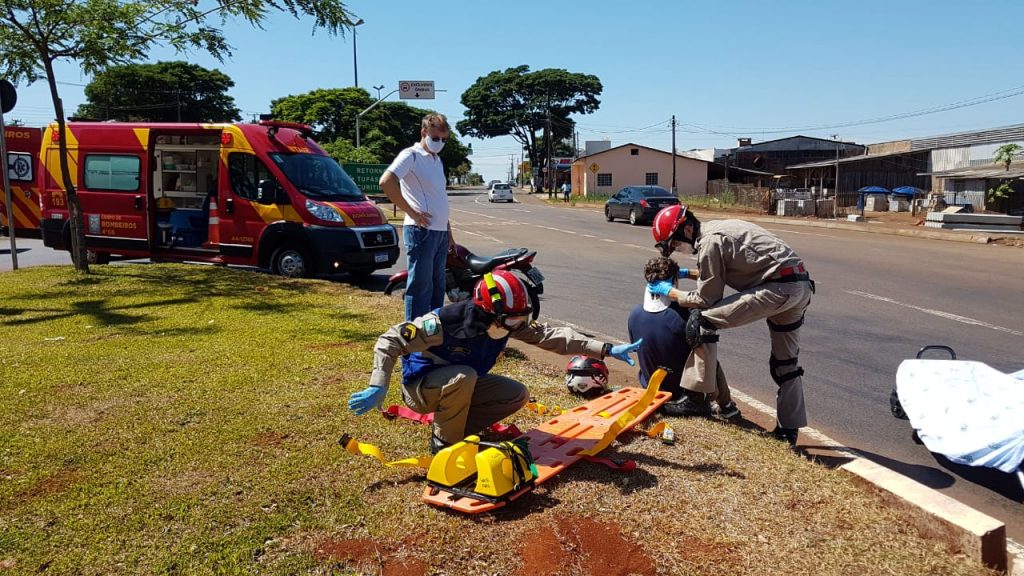 Carro e moto se envolvem em colisão na Avenida Barão do Rio Branco