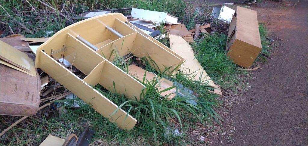 Moradores cobram soluções para lote que é utilizado para descarte irregular de lixo no Bairro Floresta