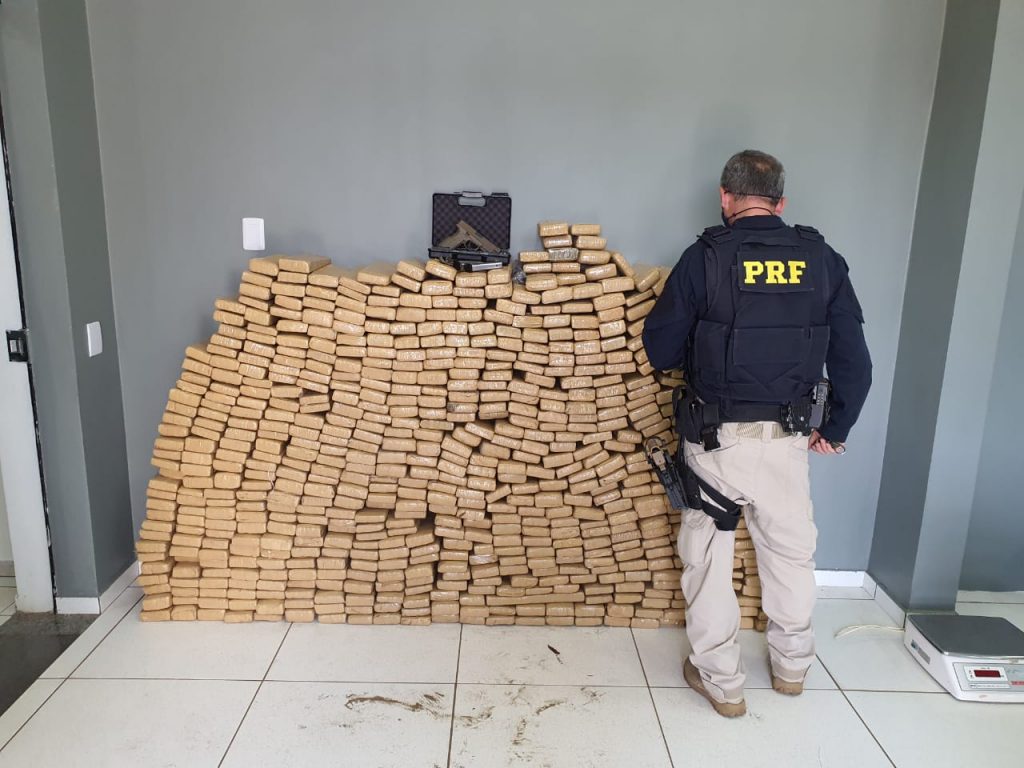 PRF apreende mais de meia tonelada de maconha e uma pistola