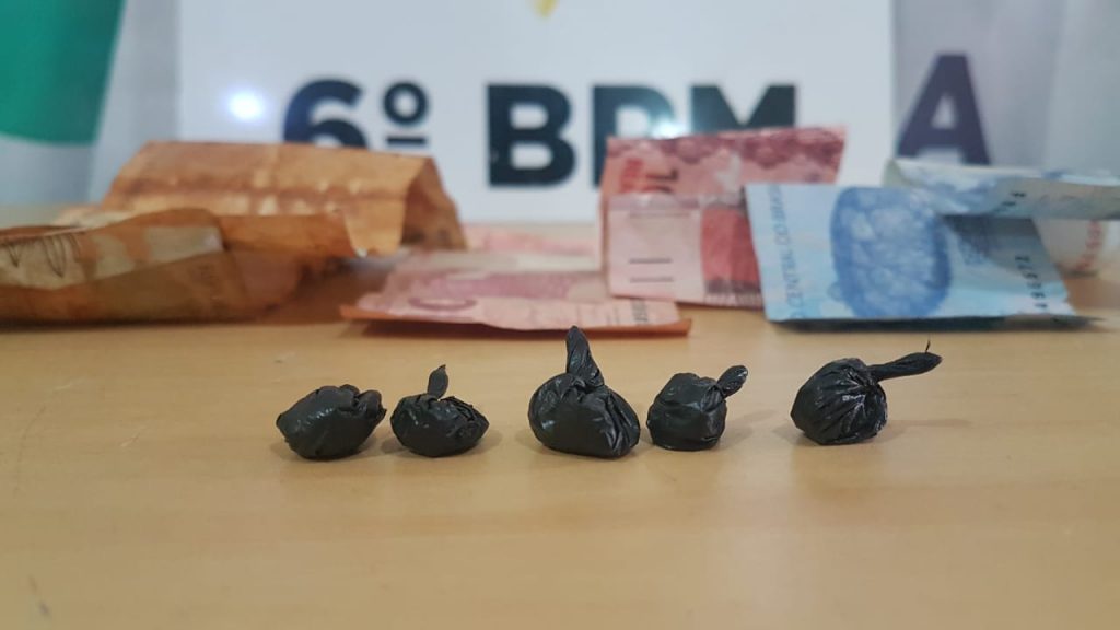 Jovens são detidos com cocaína no Bairro Periolo