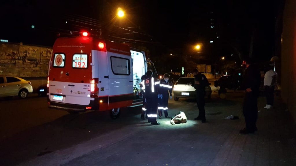 Homem encontrado caído é socorrido pelo Samu no Centro