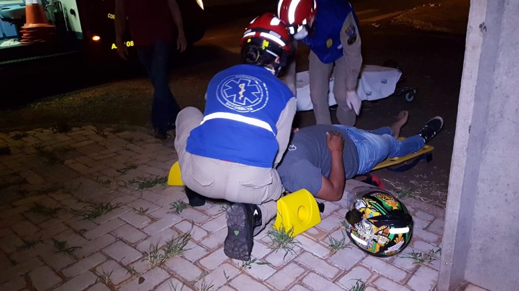 Desviando de carro, motociclista sofre queda no Bairro FAG
