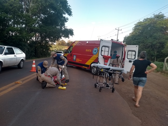 Condutor de motocicleta sofre ferimentos em colisão com carro na PR-566