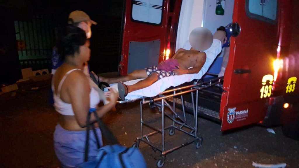 Box de banheiro estoura e atinge jovem de 24 anos