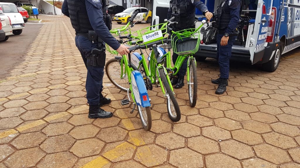 Bicicletas de uso compartilhado que foram encontradas são levadas à delegacia
