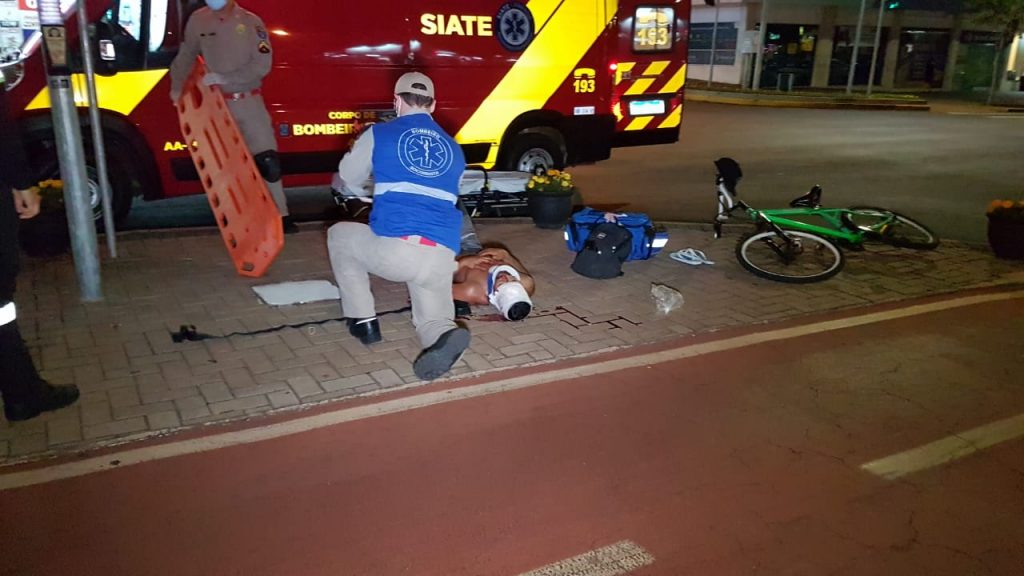 Ciclista colide contra ônibus na Avenida Brasil e precisa do socorro do Siate, no Centro