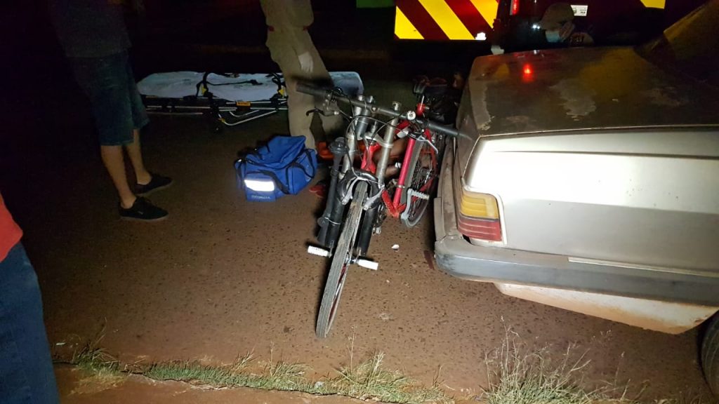 Ciclista atinge Del Rey estacionado no Bairro Tarumã