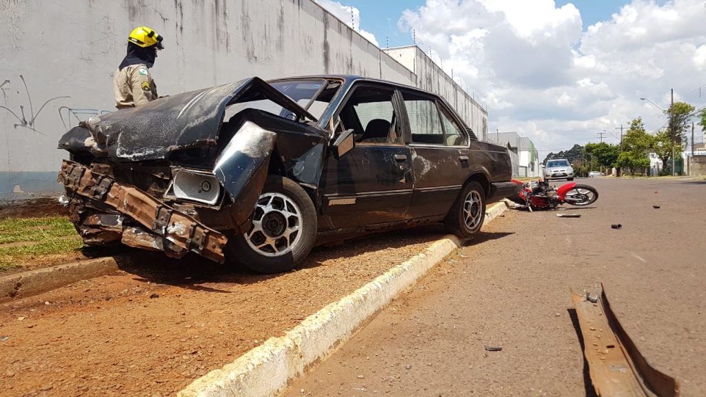 Forte colisão entre Monza e motociclista é registrada no Bairro Pacaembu