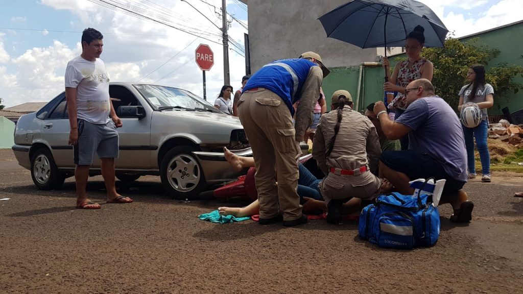 Motociclista fica ferida ao ser atingida por carro, no Bairro Floresta