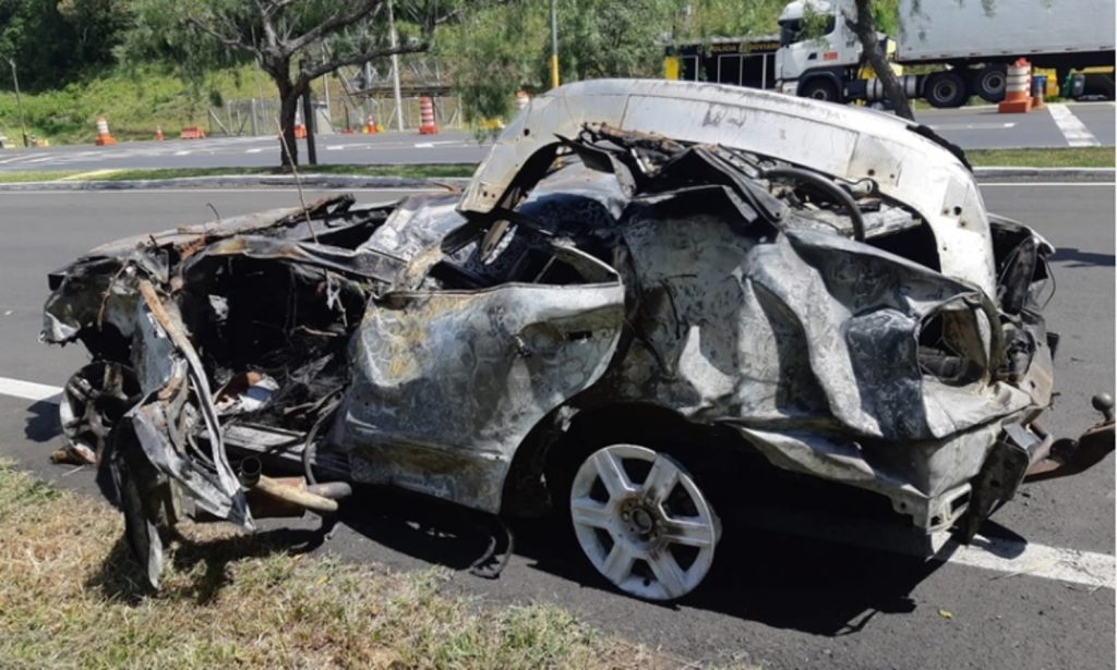 Carro pega fogo e deixa três pessoas feridas na BR-277 em Palmeira