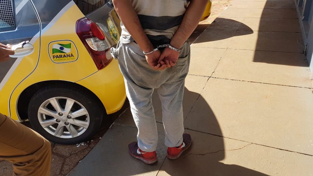 Adolescente é flagrado tentando dar partida em carro furtado, no Bairro Cancelli