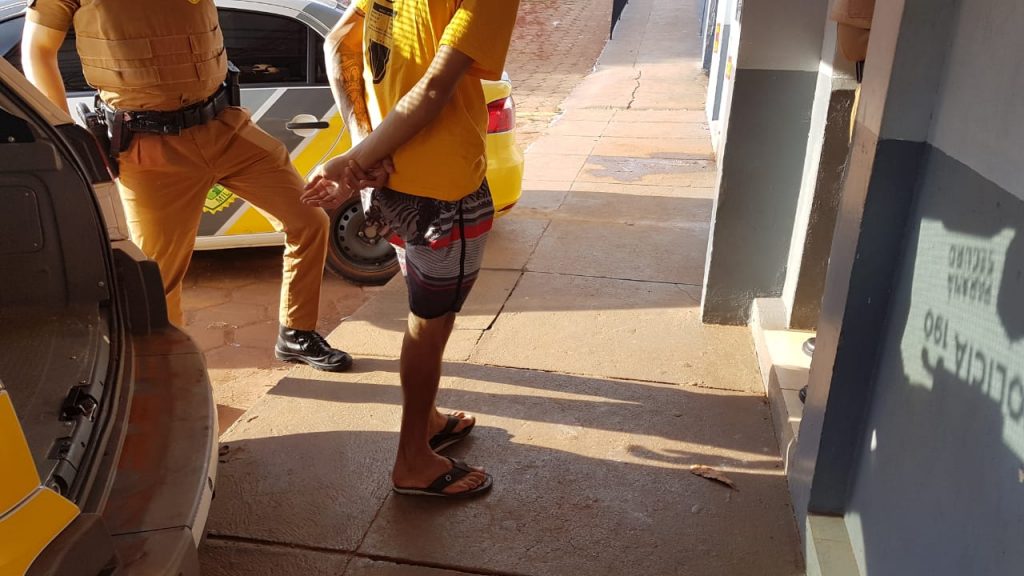 Jovem de 21 anos é detido acusado de tentar matar o próprio irmão com uma faca, no Bairro Esmeralda