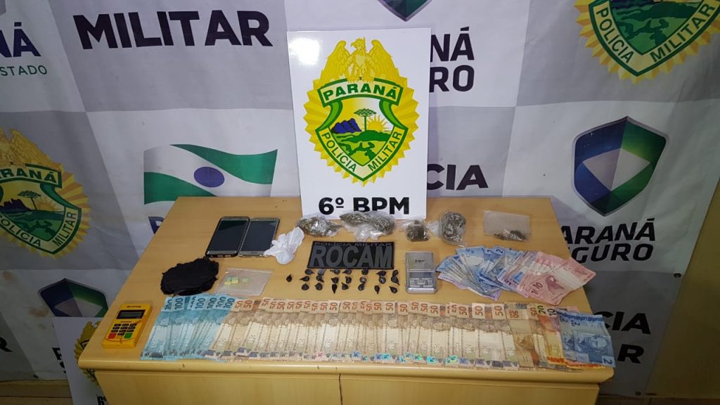 PM encaminha três para a delegacia e apreende drogas