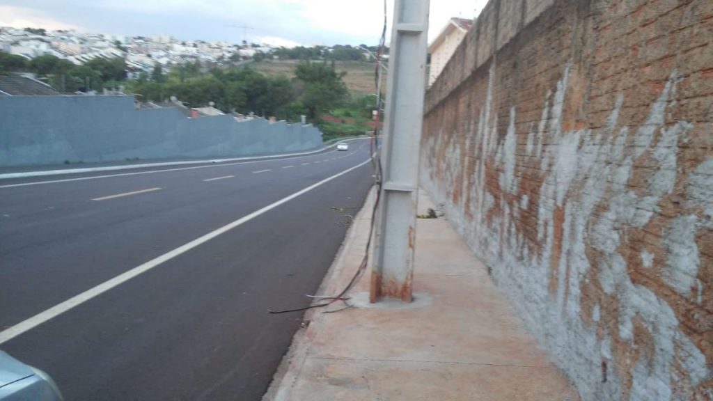 Morador reclama de fios caídos e rua sem iluminação