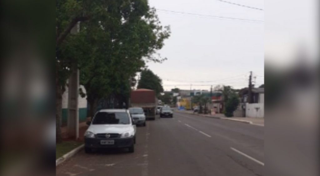 São Cristóvão: Carreta estacionada na contramão e ocupando parte da via gera reclamação São Cristóvão: Carreta estacionada na contramão e ocupando parte da via gera reclamação
