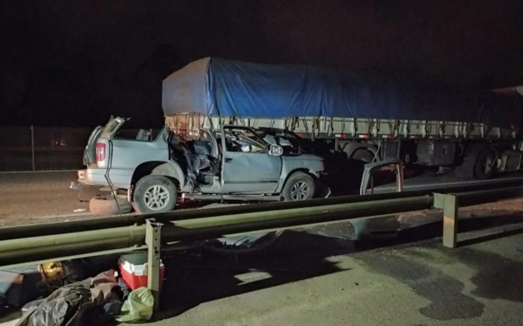 Quatro pessoas morrem na hora em grave acidente na BR-277, em São José dos Pinhais Quatro pessoas morrem na hora em grave acidente na BR-277, em São José dos Pinhais