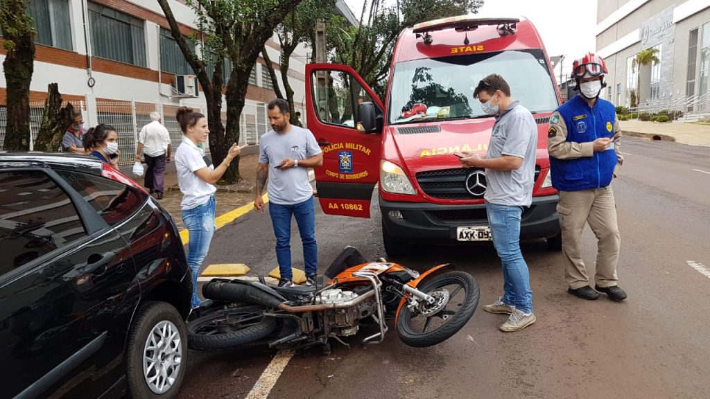 Motociclista fica ferido em acidente de trânsito na Rua Presidente Kennedy Motociclista fica ferido em acidente de trânsito na Rua Presidente Kennedy
