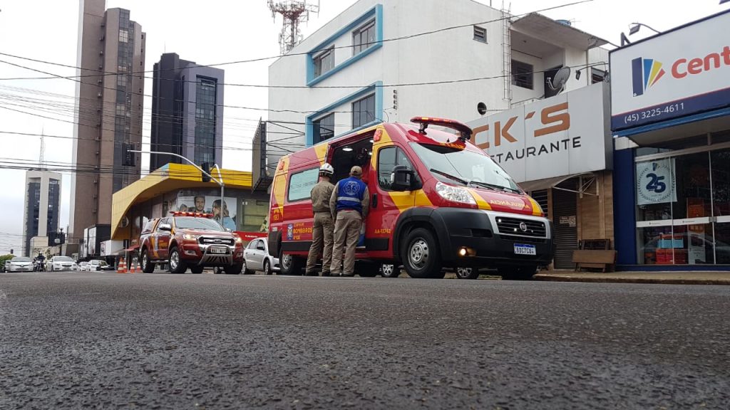 Mulher prende a mão em cilindro e Siate é mobilizado em restaurante no Centro Mulher prende a mão em cilindro e Siate é mobilizado em restaurante no Centro