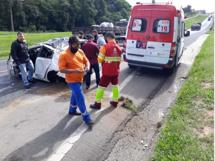 Carro capota após fechada de quatro ficam feridos na BR-277