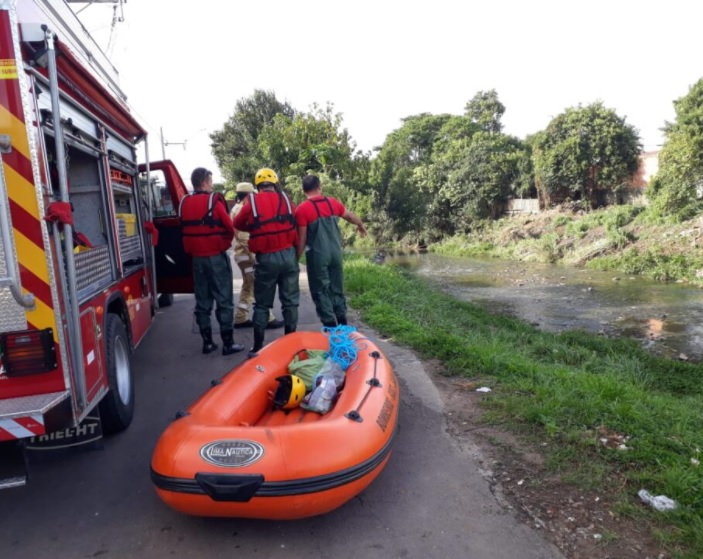 Bombeiros buscam homem que pulou em rio para nadar durante temporal