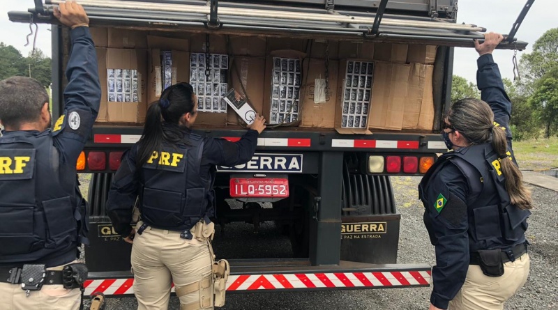 PRF apreende um bitrem carregado com mais de 400 mil maços de cigarros na RMC