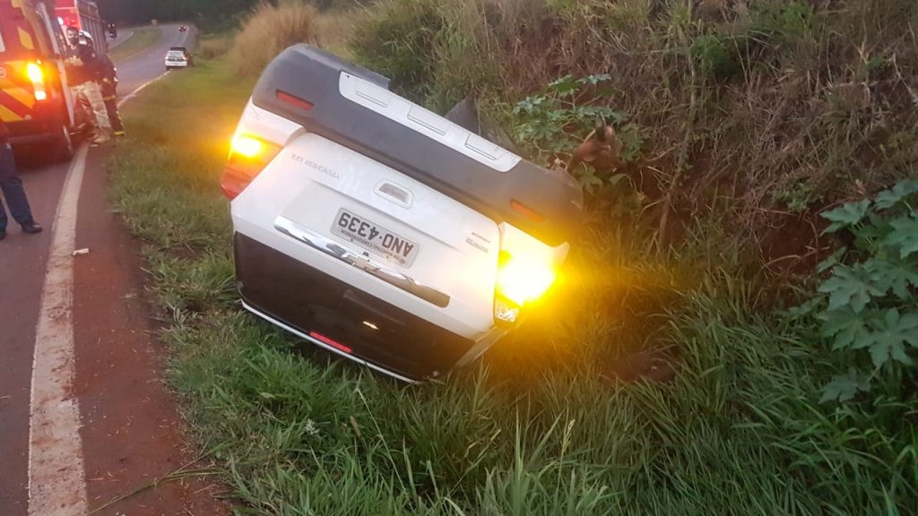 Duas pessoas ficam feridas em capotamento na BR-467