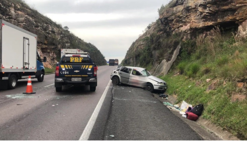 Motorista bate contra barranco e capotamento deixa um morto na BR-277