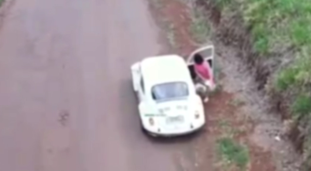 Revoltante: câmera registra cachorro sendo jogado de carro na Estrada Rio da Paz