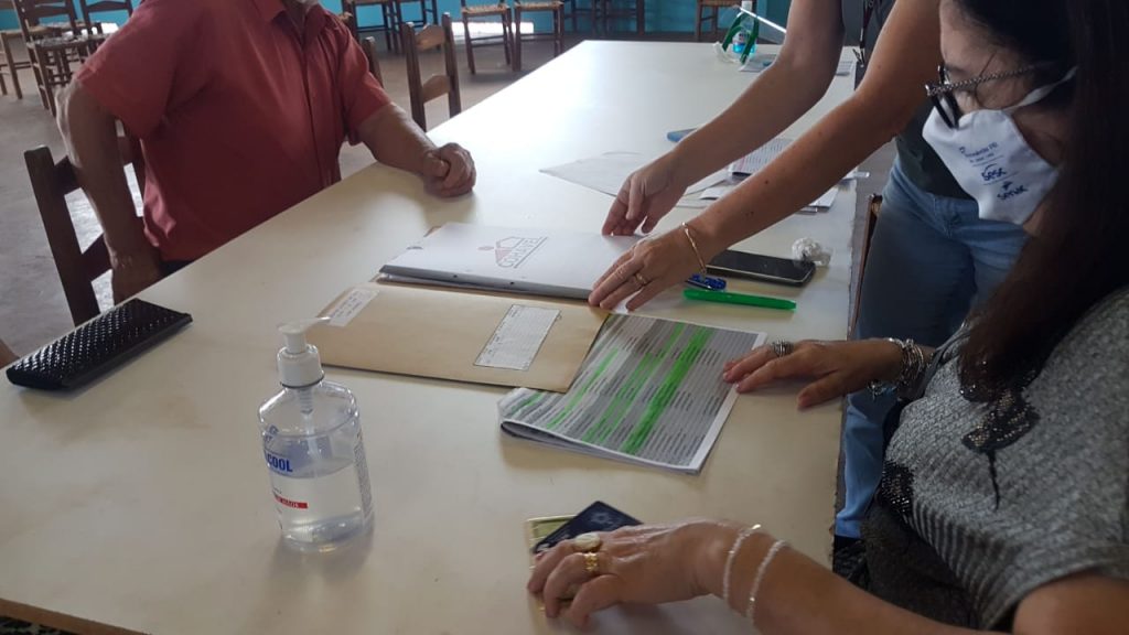 Cohavel entrega contratos de regularização fundiária para moradores do Conjunto Araucária Cohavel entrega contratos de regularização fundiária para moradores do Conjunto Araucária