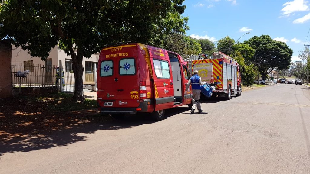 Caminhão do Corpo de Bombeiros presta auxílio no atendimento a vítima de queda, no Bairro Universitário Caminhão do Corpo de Bombeiros presta auxílio no atendimento a vítima de queda, no Bairro Universitário