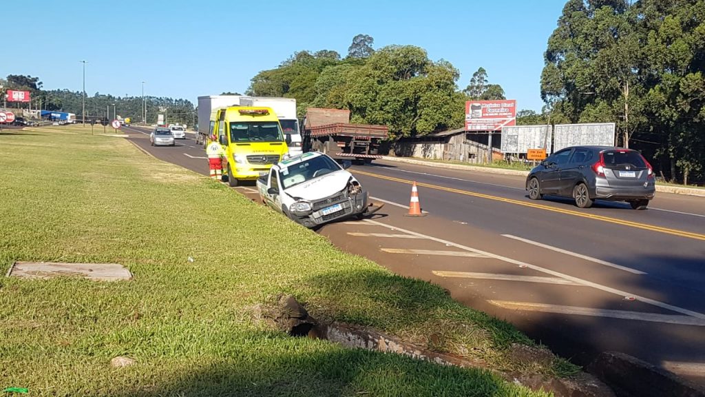 Veículo bate na traseira de caminhão e vai parar em canaleta na BR-277