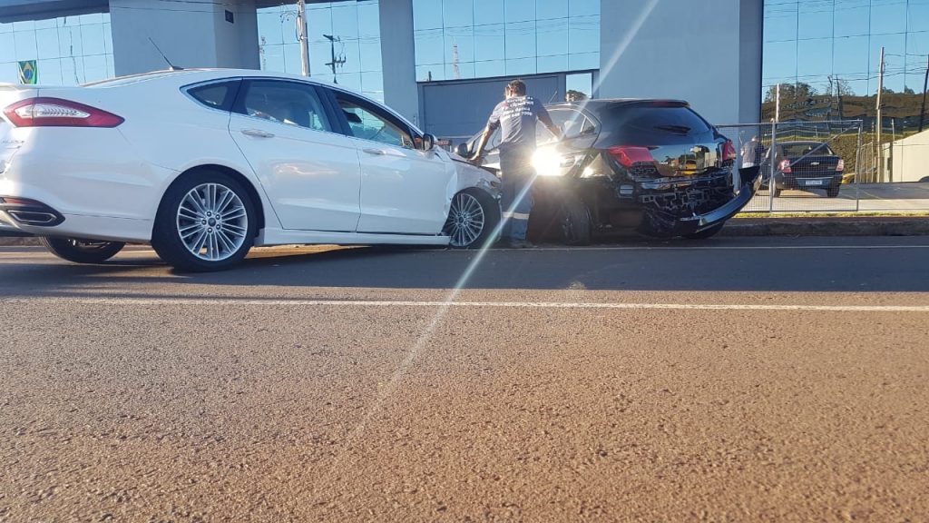 Ford Fusion atinge veículos estacionados às margens da PRc-467