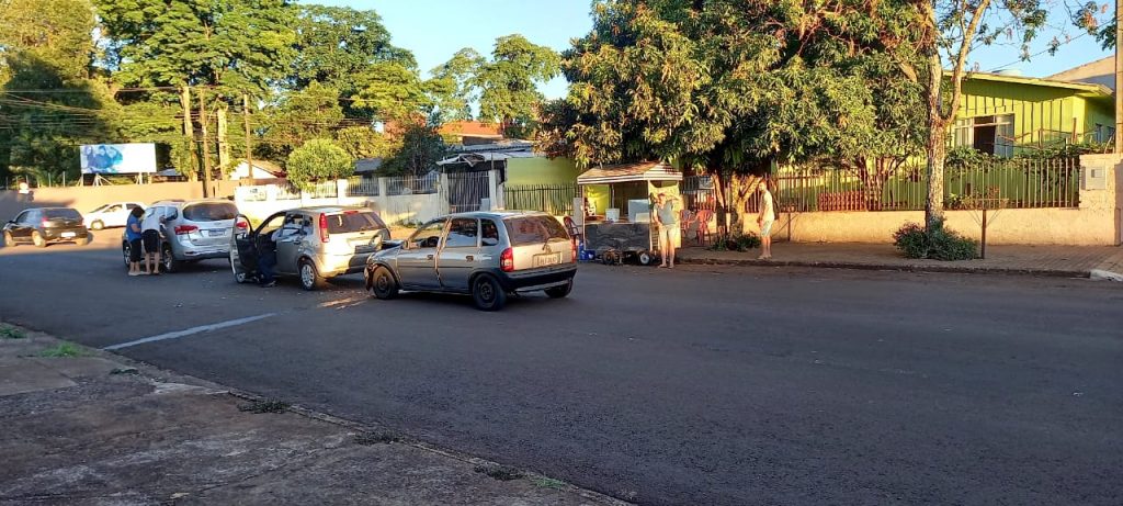 Engavetamento é registrado na Rua Minas Gerais, no Bairro São Cristóvão