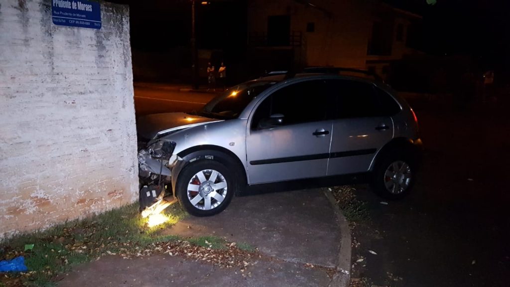 Citroen atinge muro em acidente no Bairro Parque São Paulo