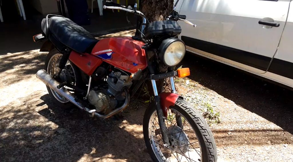Carro e moto batem durante conversão na Rua Fortaleza Carro e moto batem durante conversão na Rua Fortaleza
