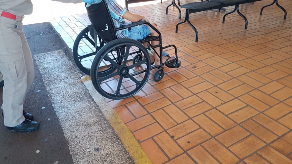 Garoto de 12 anos é atropelado por carro no Bairro Santa Felicidade e levado à UPA Tancredo Garoto de 12 anos é atropelado por carro no Bairro Santa Felicidade e levado à UPA Tancredo