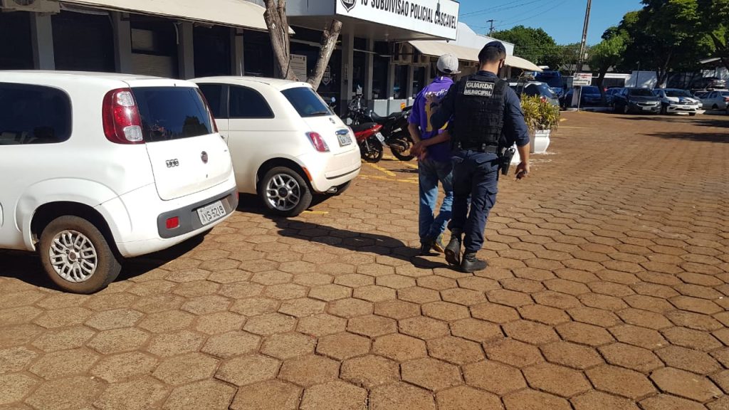 Homem é detido com maconha em praça no Centro