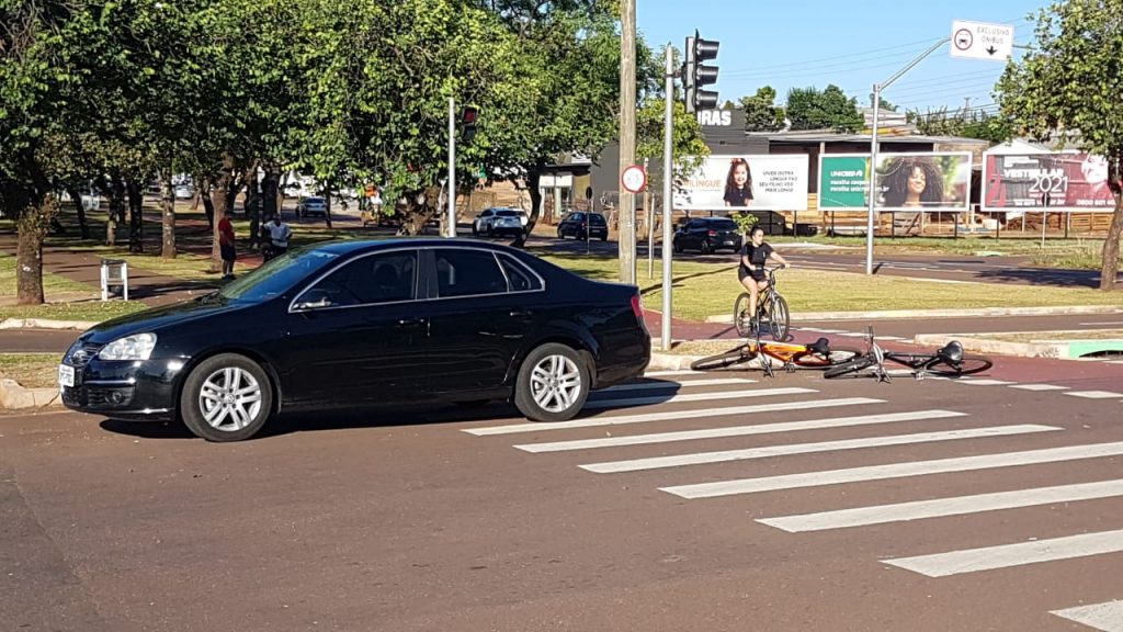 Ciclista atinge lateral de veículo na Av. Tancredo Neves