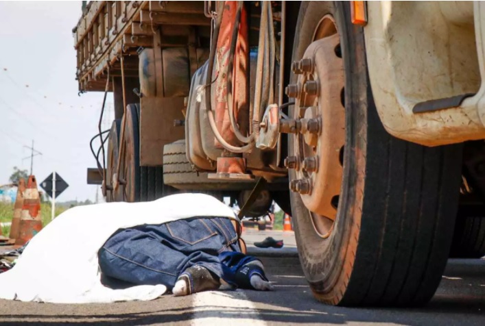 Pedestre de 39 anos morre ao ser atropelado por carreta