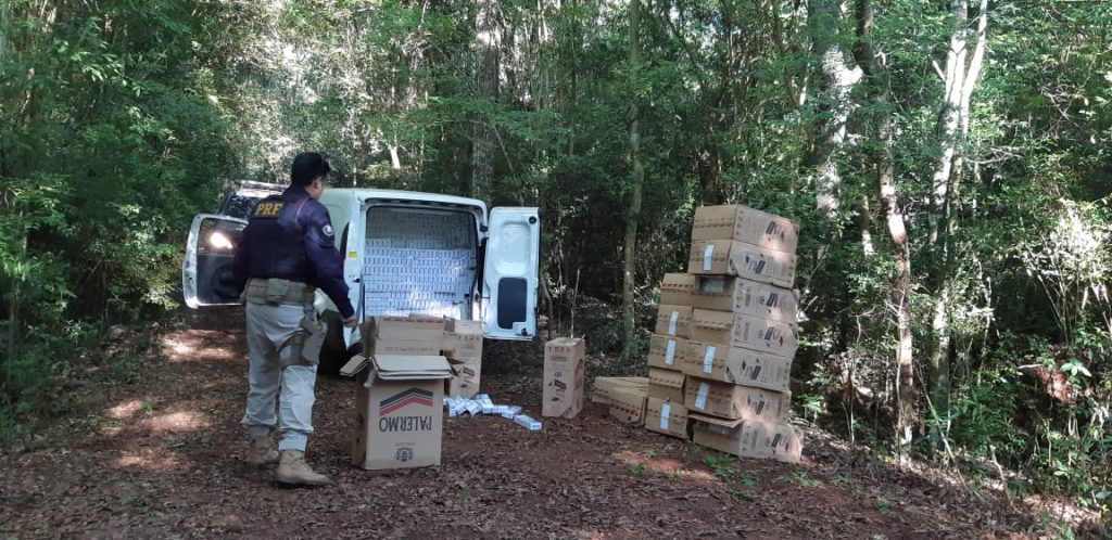 PRF apreende R$ 300 mil em cigarros contrabandeados em Mercedes