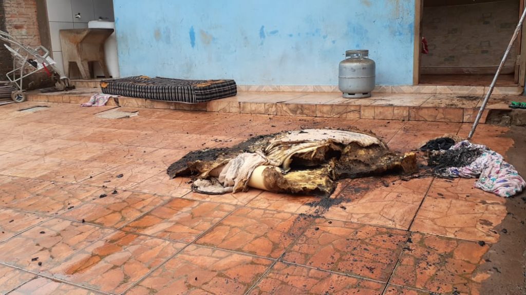 Incêndio em colchão quase se espalha para residência no Jardim Veneza Incêndio em colchão quase se espalha para residência no Jardim Veneza