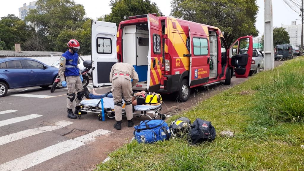 Veículo Agile e moto batem na Rua da Bandeira Veículo Agile e moto batem na Rua da Bandeira