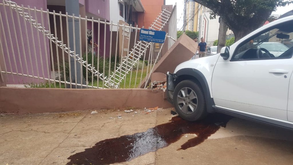 Duster atinge portão de imóvel em grave batida no Centro