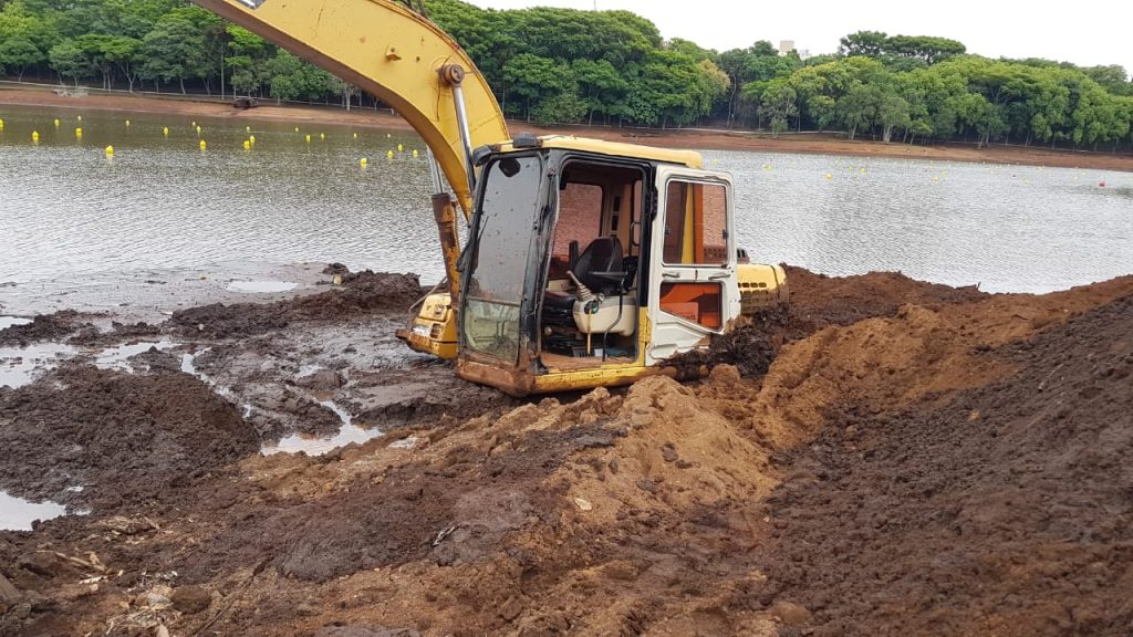 Retroescavadeira atola em trabalho no Lago Municipal
