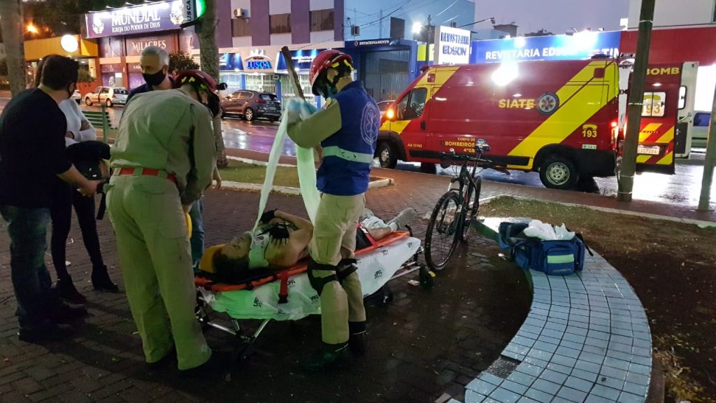 Ciclista é socorrido ao sofrer queda na Avenida Brasil