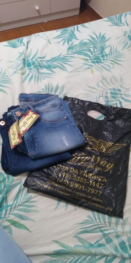 Internauta encontra sacola com calças jeans novas e deseja fazer a devolução ao dono